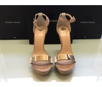 Elisabetta Franchi sandali colore beige e bianco in vera pelle tacco ricoperto in pelle e log in ottone e su tomaia tacco 13 cm misura allacciatura a fibbia 40