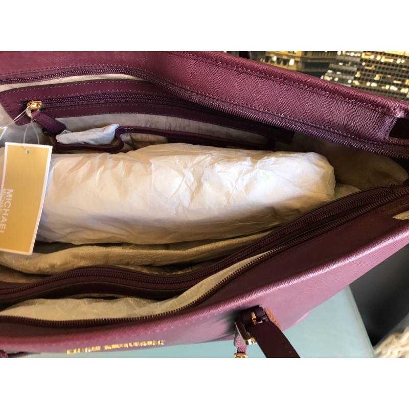 Michael Kors borsa a tracolla in vera pelle , colore bordò , chiusura a zip  ,fodera in tessuto interna , con tasca , log centrale in ottone misura 47x50
