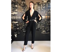 Elisabetta franchi. tuta salopette con cintura e log ,  colore nero , manica a taglio / chiusura  zip lunghezza 136cm misura 46 