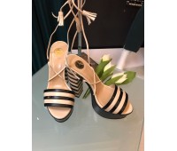 Elisabetta franchi saldalo in vera pelle colore beige nero tacco 13 cm  misura 35/36/37/39. 