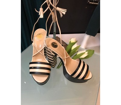 Elisabetta franchi saldalo in vera pelle colore beige nero tacco 13 cm  misura 35/36/37/39. 