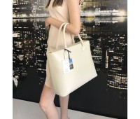 Elisabetta Franchi borsa a mano colore beige chiaro chiusura a scatto fodera in tessuto interna con tasca decorata log centrale misura 38x47