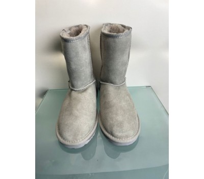 Stivaletti Classico realizzato in pelle di camoscio colore grigio con Logo brand 36 /37/38/39/40