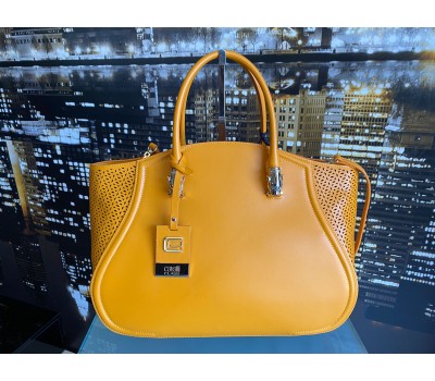 Roberto Cavalli borsa a mano con tracolla 105 cm in vera pelle colore giallo chiusura a zip fodera in tessuto interna con tasca log centrale con borchie in ottone misura 40x40