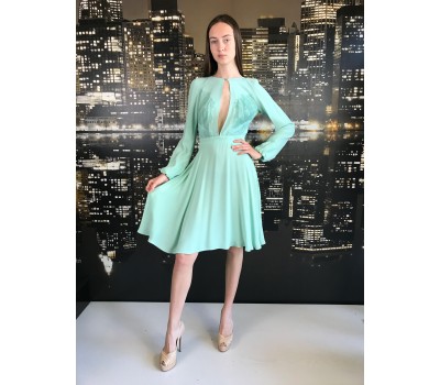 Elisabetta Franchi abito al ginocchio manica lunga ,colore verde in organza con carrè di pizzo illusione. Sul davanti un maxi apertura , in pizzo taglia 40/42/44 