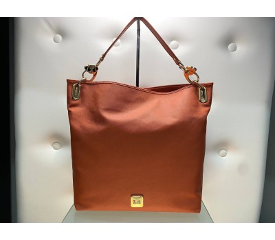 love Moschino borsa a tracolla colore cipria chiusura a scatto fodera in tessuto interna con tasca decorazione e log centrale in ottone misura 42x53